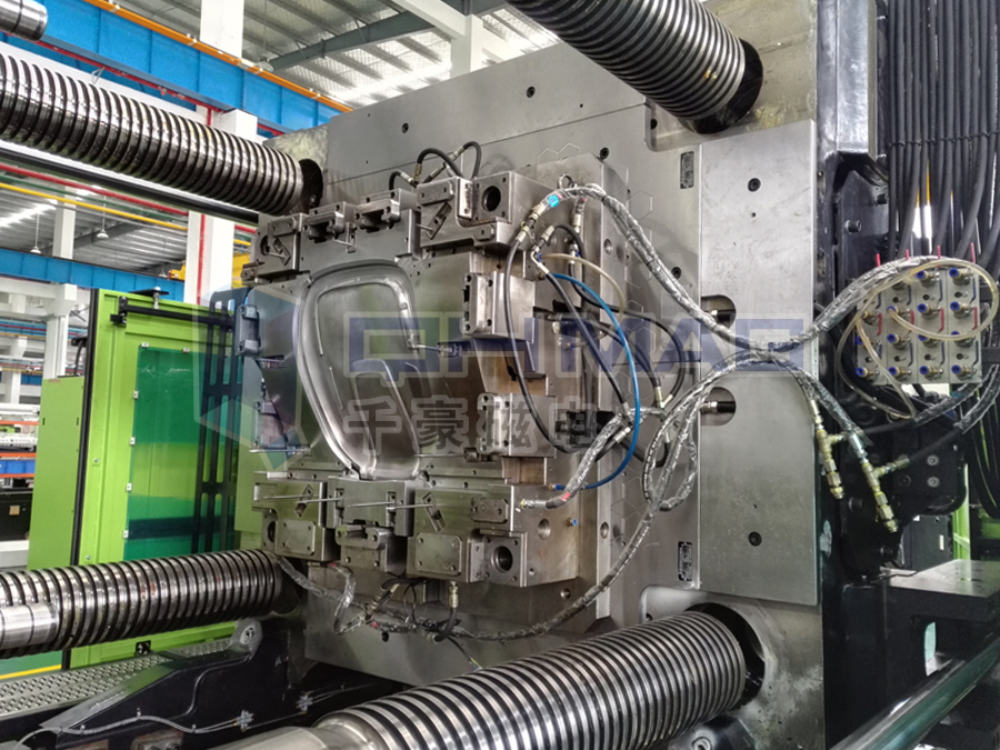 千豪電永磁吸盤運用在注塑機磁力換模上的優(yōu)勢 千豪電永磁吸盤運用在注塑機磁力換模上的優(yōu)勢