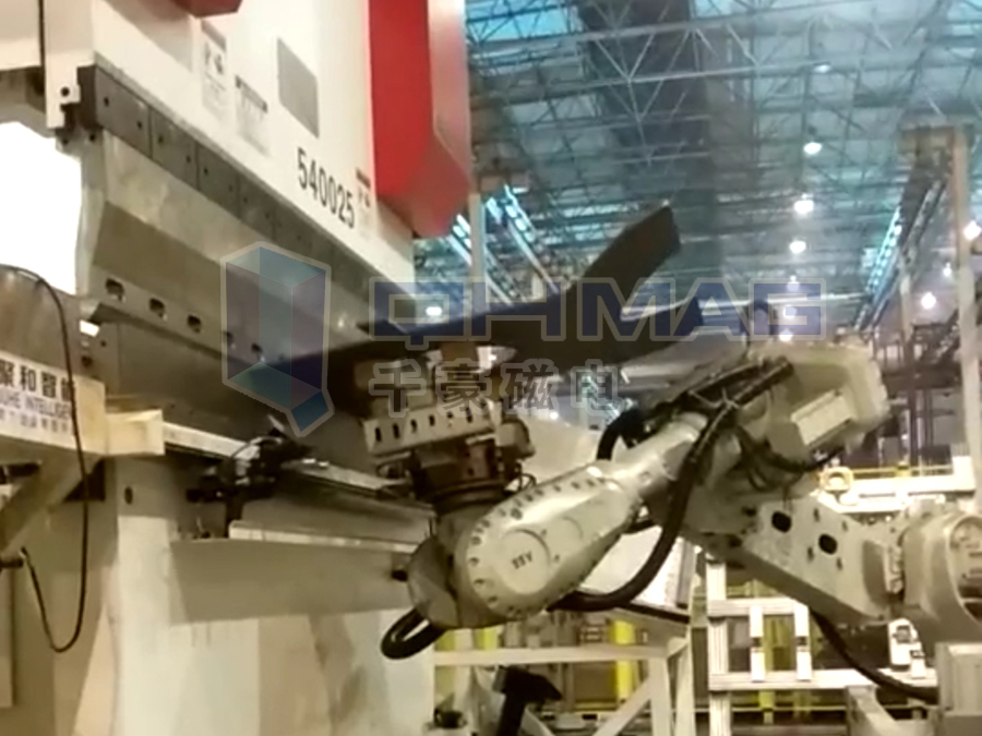 突破!電永磁在機器人折彎自動化的應用(千豪案例) 突破!電永磁在機器人折彎自動化的應用(千豪案例)