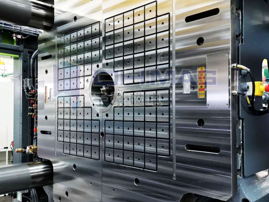 現(xiàn)場(chǎng)圖來(lái)了—恩格爾贏泰1350T注塑機(jī)安裝磁力模板后