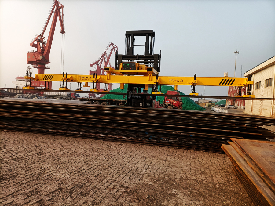 鋼板起重案例—港口叉車吊鋼板用充電電永磁吊具 鋼板起重案例—港口叉車吊鋼板用充電電永磁吊具