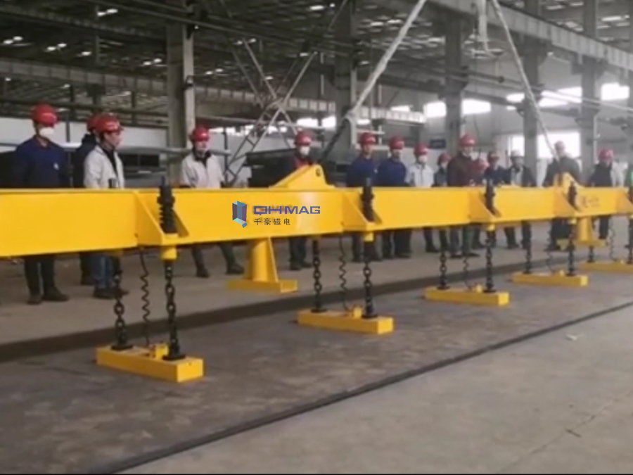 鋼板起重案例—知名客戶定制千豪磁力吊(電永磁起重器)試吊超長鋼板 鋼板起重案例—知名客戶定制千豪磁力吊(電永磁起重器)試吊超長鋼板