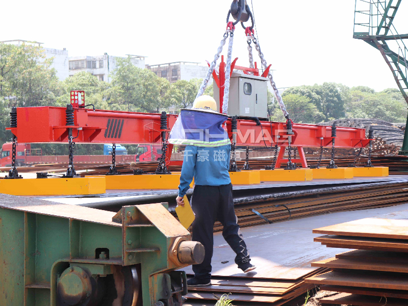 湖南省內最大的鋼材市場——正式引入了一款革命性的卸貨神器——電永磁吊具