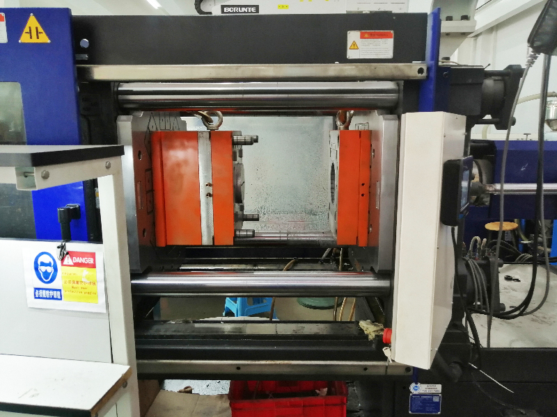 新能源汽車行業驅動下的注塑換模效率提升：千豪磁力模板的應用